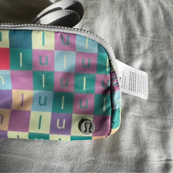 🆕🌈 Lululemon Everywhere Belt Bag Checkered Moment Mini Multi Vapour - Picture 3 of 8